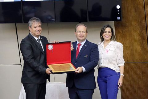 Condecoración al Presidente del Comité Olímpico Paraguayo, Camilo Pérez 01 850.jpg