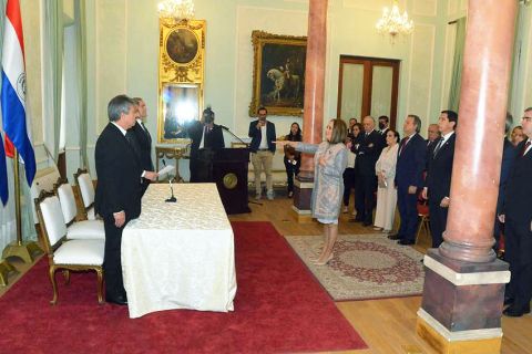 Juramento de nueva embajadora ante la República Francesa contó con presencia del Presidente de Diputados