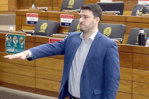 Renato Ibarrola juró como diputado titular tras pedido de permiso de Carlos Rejala