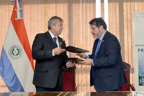 Firma de convenio entre la HCD, representada por el presidente, Dr. Carlos María López (PLRA-Cordillera), y el JEM 06 850.jpg