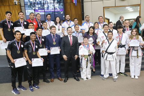 Diputados reconoció labor de atletas paraguayos que destacaron en diferentes torneos
